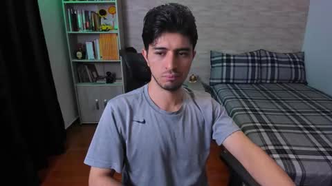 Snapshot of aaron_paul_ chatting on November 10, 2025, 5:45 pm Aaron online show from November 10, 2025, 5:45 pm