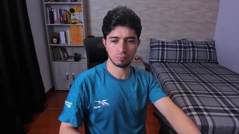 Snapshot of aaron_paul_ chatting on November 17, 2025, 4:35 pm Aaron online show from November 17, 2025, 4:35 pm