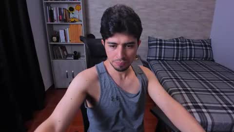 Snapshot of aaron_paul_ chatting on November 18, 2025, 8:35 pm Aaron online show from November 18, 2025, 8:35 pm