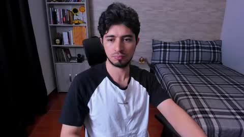 Snapshot of aaron_paul_ chatting on November 29, 2025, 10:46 pm Aaron online show from November 29, 2025, 10:46 pm