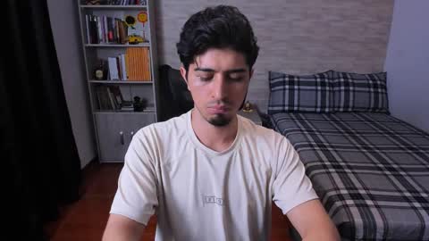 Snapshot of aaron_paul_ chatting on December 2, 2025, 10:05 pm Aaron online show from December 2, 2025, 10:05 pm