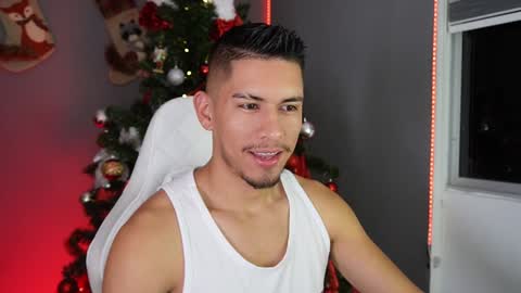 Snapshot of aaronfox_ chatting on December 15, 2024, 11:31 pm AARON online show from December 15, 2024, 11:31 pm