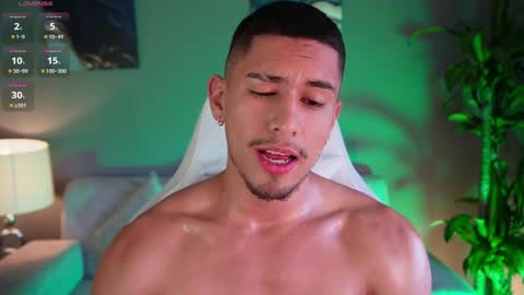 Snapshot of aaronfox_ chatting on January 19, 2025, 7:58 pm AARON online show from January 19, 2025, 7:58 pm