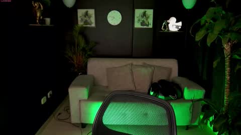 Snapshot of aaronfox_ chatting on September 26, 2025, 9:13 am AARON online show from September 26, 2025, 9:13 am