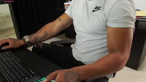 ig aaron hunter123 online show from September 10, 2025, 6:08 pm