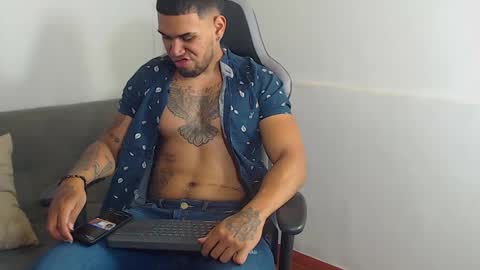 ig aaron hunter123 online show from October 7, 2025, 4:04 pm