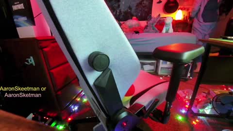 Snapshot of aaronskeetman chatting on December 7, 2024, 9:28 am Aaron Skeetman online show from December 7, 2024, 9:28 am