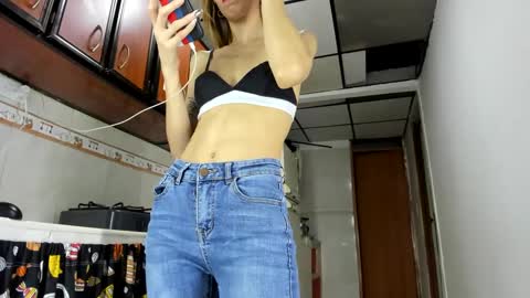 Snapshot of abbyhowlland chatting on December 22, 2024, 12:39 am sara online show from December 22, 2024, 12:39 am