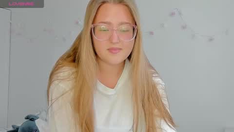 Snapshot of abbywyte chatting on September 20, 2025, 1:45 pm Abby    Stream at Sat  Sun  Mon  Fri online show from September 20, 2025, 1:45 pm