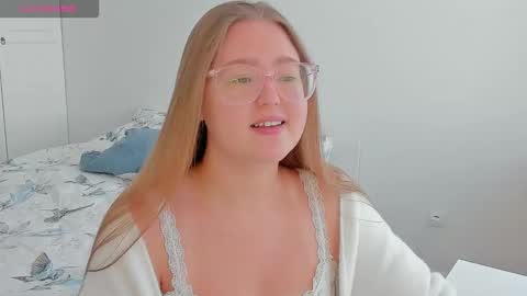 Snapshot of abbywyte chatting on September 28, 2025, 3:06 pm Abby    Stream at Sat  Sun  Mon  Fri online show from September 28, 2025, 3:06 pm