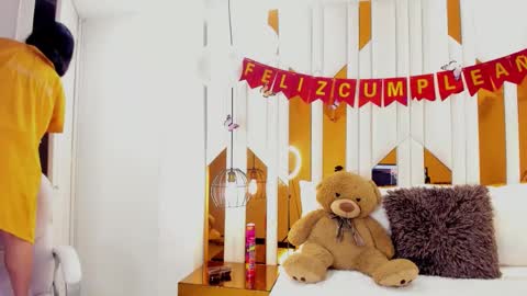 abril_cooper11 online show from November 14, 2025, 9:35 pm