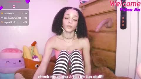 Peach online show from November 30, 2025, 3:32 am