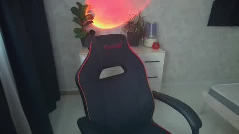 Snapshot of abslut chatting on October 4, 2025, 12:47 pm Nick online show from October 4, 2025, 12:47 pm