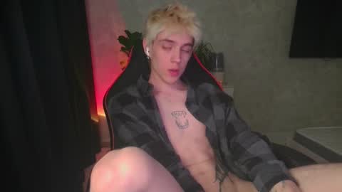 Snapshot of abslut chatting on October 7, 2025, 3:53 pm Nick online show from October 7, 2025, 3:53 pm