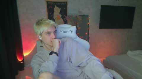 Snapshot of abslut chatting on October 17, 2025, 1:46 pm Nick online show from October 17, 2025, 1:46 pm