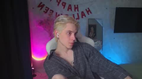 Snapshot of abslut chatting on November 3, 2025, 2:29 pm Nick online show from November 3, 2025, 2:29 pm