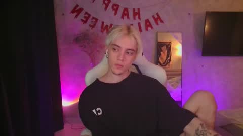 Snapshot of abslut chatting on November 7, 2025, 2:17 pm Nick online show from November 7, 2025, 2:17 pm