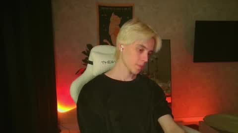 Snapshot of abslut chatting on November 10, 2025, 1:32 pm Nick online show from November 10, 2025, 1:32 pm