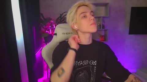 Snapshot of abslut chatting on November 17, 2025, 4:18 am Nick online show from November 17, 2025, 4:18 am