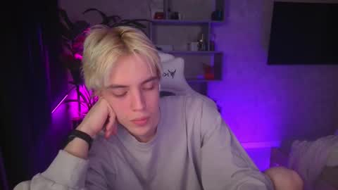 Snapshot of abslut chatting on November 19, 2025, 3:12 pm Nick online show from November 19, 2025, 3:12 pm