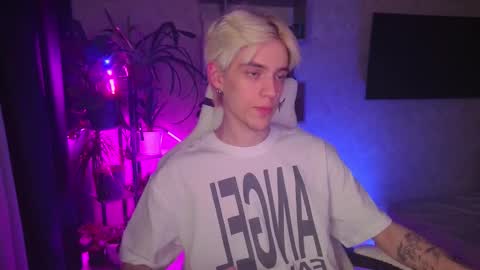 Snapshot of abslut chatting on December 5, 2025, 1:52 pm Nick online show from December 5, 2025, 1:52 pm