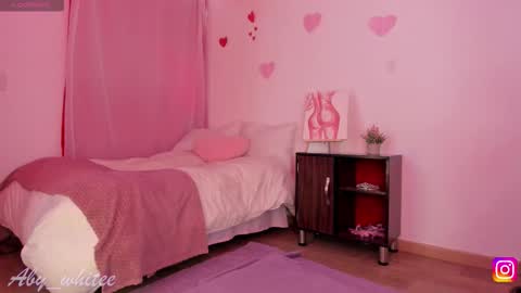 Snapshot of aby_whitee chatting on September 14, 2025, 12:15 pm Aby online show from September 14, 2025, 12:15 pm