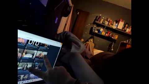 acouplesinners online show from October 23, 2025, 5:40 am