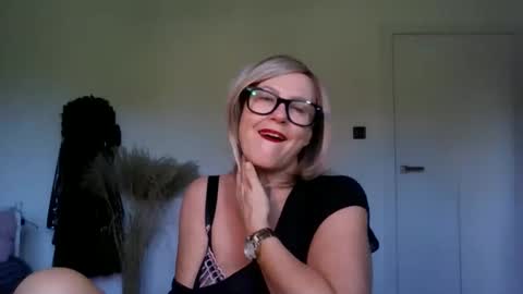 Snapshot of adelemilf40 chatting on September 27, 2025, 7:02 am adelemilf40 online show from September 27, 2025, 7:02 am