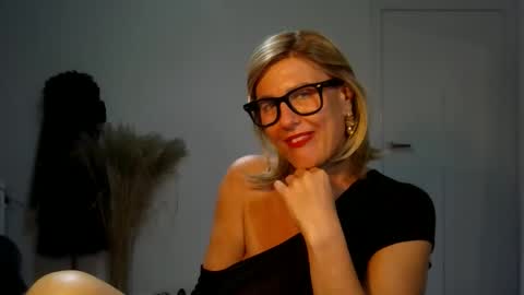 Snapshot of adelemilf40 chatting on October 2, 2025, 6:26 pm adelemilf40 online show from October 2, 2025, 6:26 pm