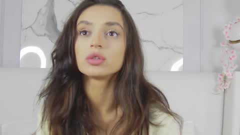 adoracortes online show from September 21, 2025, 5:09 am