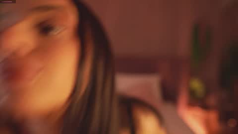 adoracortes online show from November 18, 2025, 5:01 am