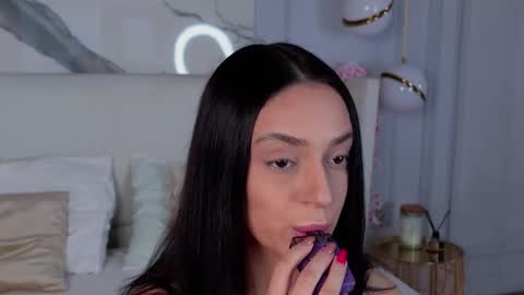 adoracortes online show from November 24, 2025, 4:56 am