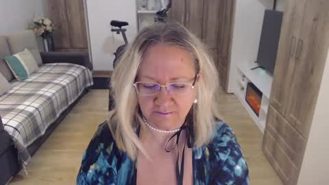 Snapshot of adrena_ chatting on March 12, 2025, 5:24 am Cryna online show from March 12, 2025, 5:24 am