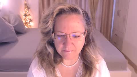 Snapshot of adrena_ chatting on November 18, 2025, 6:40 am Cryna online show from November 18, 2025, 6:40 am