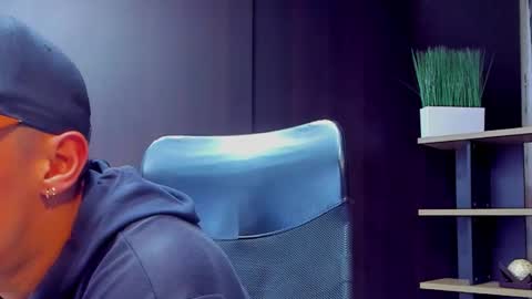 Snapshot of adrian_rae chatting on September 30, 2025, 12:26 am   online show from September 30, 2025, 12:26 am