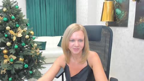 Snapshot of agathaklouin chatting on December 10, 2024, 10:37 pm Agatha online show from December 10, 2024, 10:37 pm