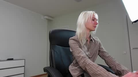 Agelina Lilly Laura online show from November 19, 2025, 5:35 pm