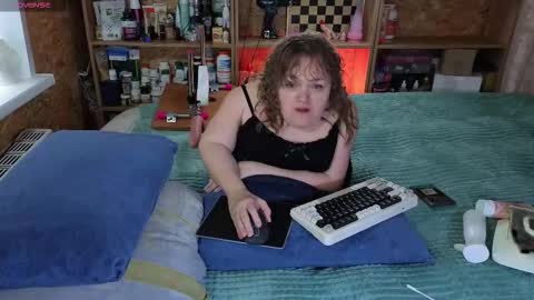 Snapshot of akindmodel chatting on November 7, 2025, 6:35 am Natalie online show from November 7, 2025, 6:35 am