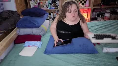 Snapshot of akindmodel chatting on December 5, 2025, 10:57 am Natalie online show from December 5, 2025, 10:57 am