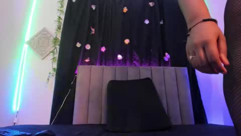 akirastone_ online show from September 30, 2025, 12:21 pm