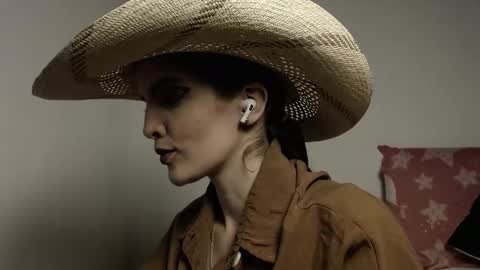 Snapshot of alahia_sky chatting on October 16, 2025, 9:21 am online show from October 16, 2025, 9:21 am