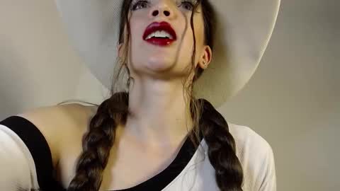 Snapshot of alahia_sky chatting on November 28, 2025, 9:34 am online show from November 28, 2025, 9:34 am