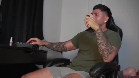 Snapshot of alan_muscle chatting on November 5, 2025, 6:13 am Alan online show from November 5, 2025, 6:13 am