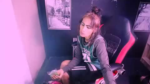 alanadelray online show from December 2, 2025, 6:52 am