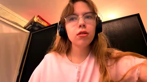 Snapshot of alanehadaller chatting on November 9, 2025, 7:06 am Stella online show from November 9, 2025, 7:06 am