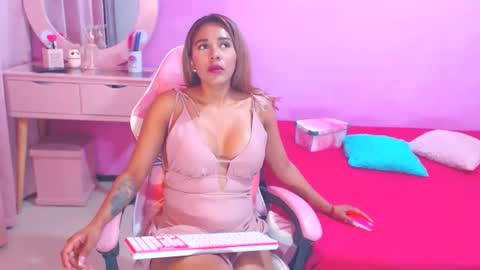 aldana_stone online show from September 29, 2025, 5:01 am