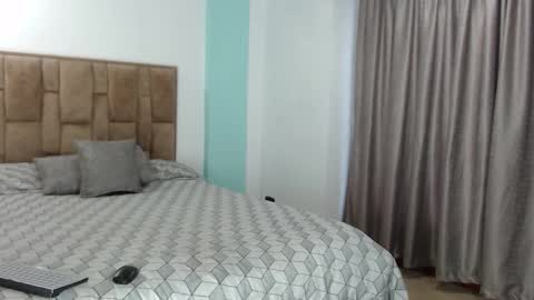 alejandra online show from November 25, 2025, 10:10 pm