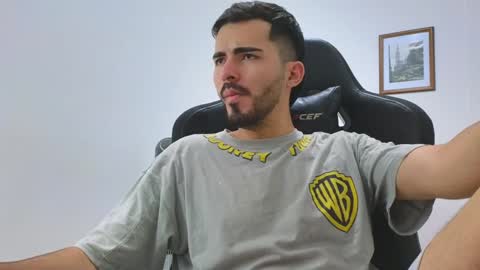 alejandroo_7 online show from January 8, 2025, 11:52 pm