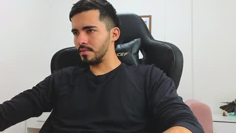 alejandroo_7 online show from January 14, 2025, 7:00 pm