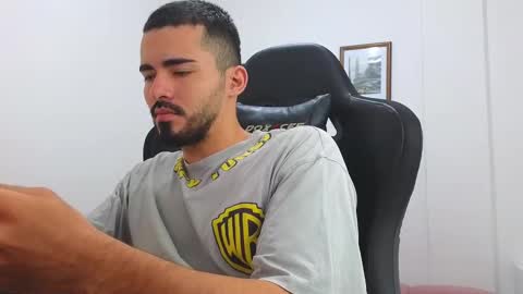 alejandroo_7 online show from March 7, 2025, 7:27 pm